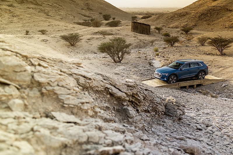 Audi e-tron v poušti