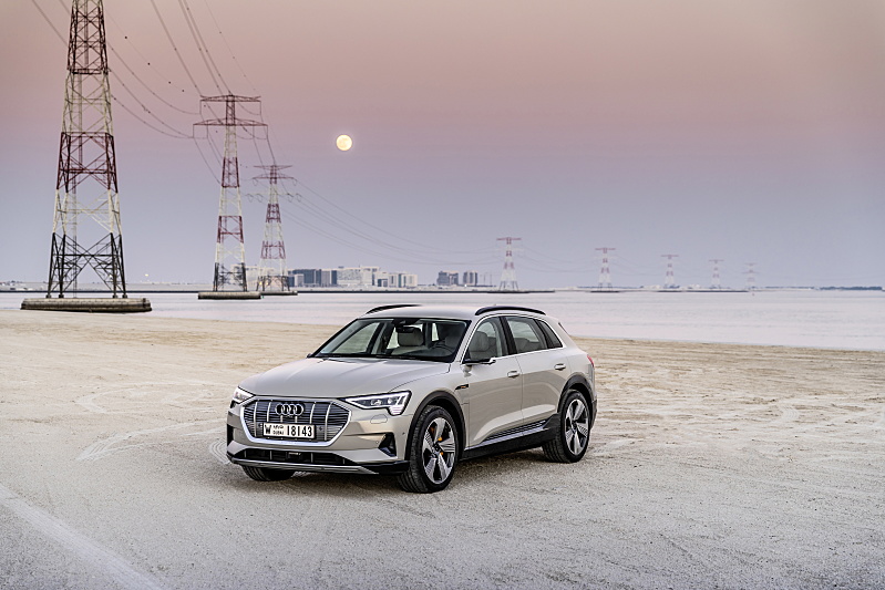 Audi e-tron v poušti